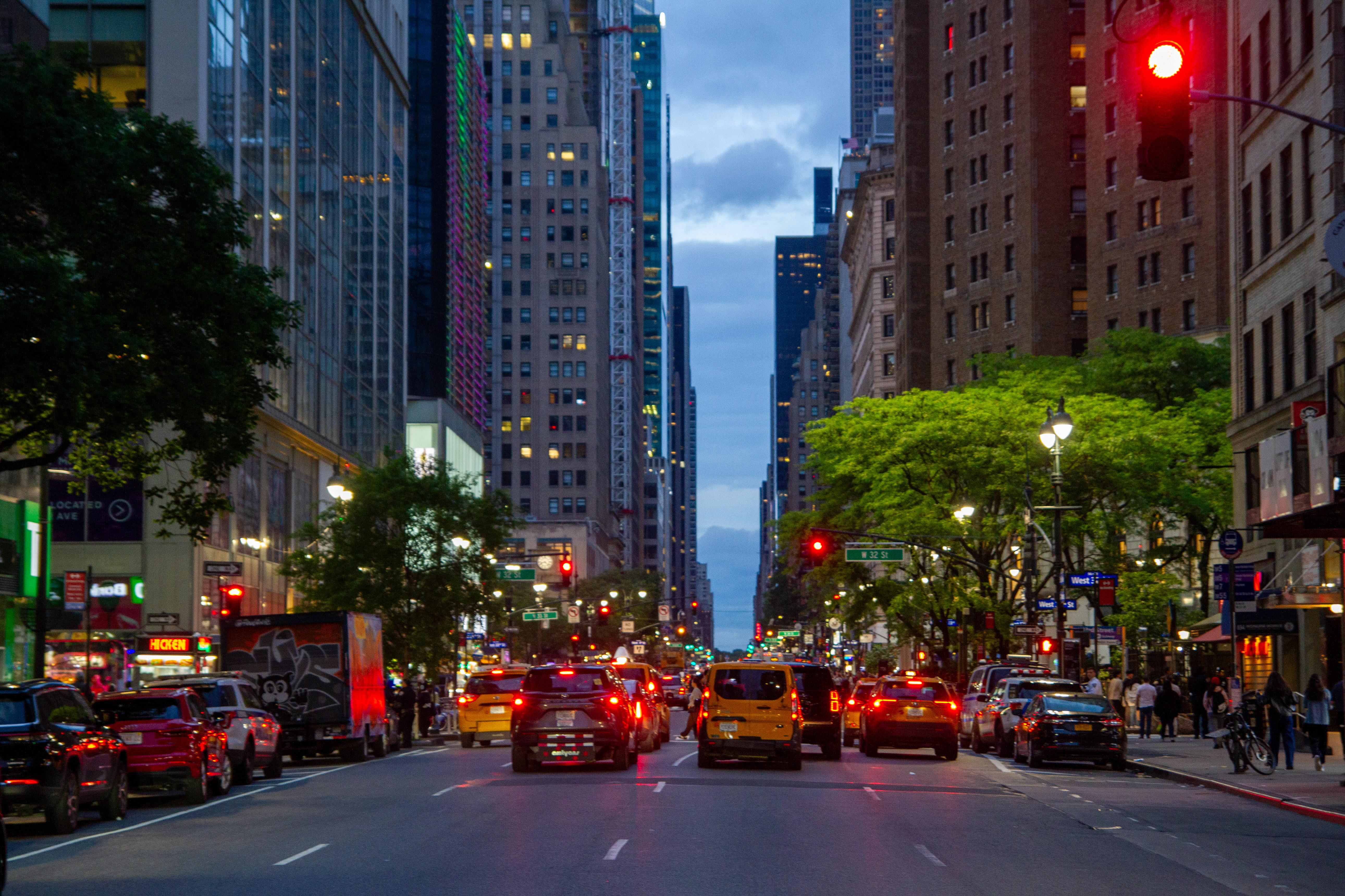Wieczorny ruch uliczny na Manhattanie