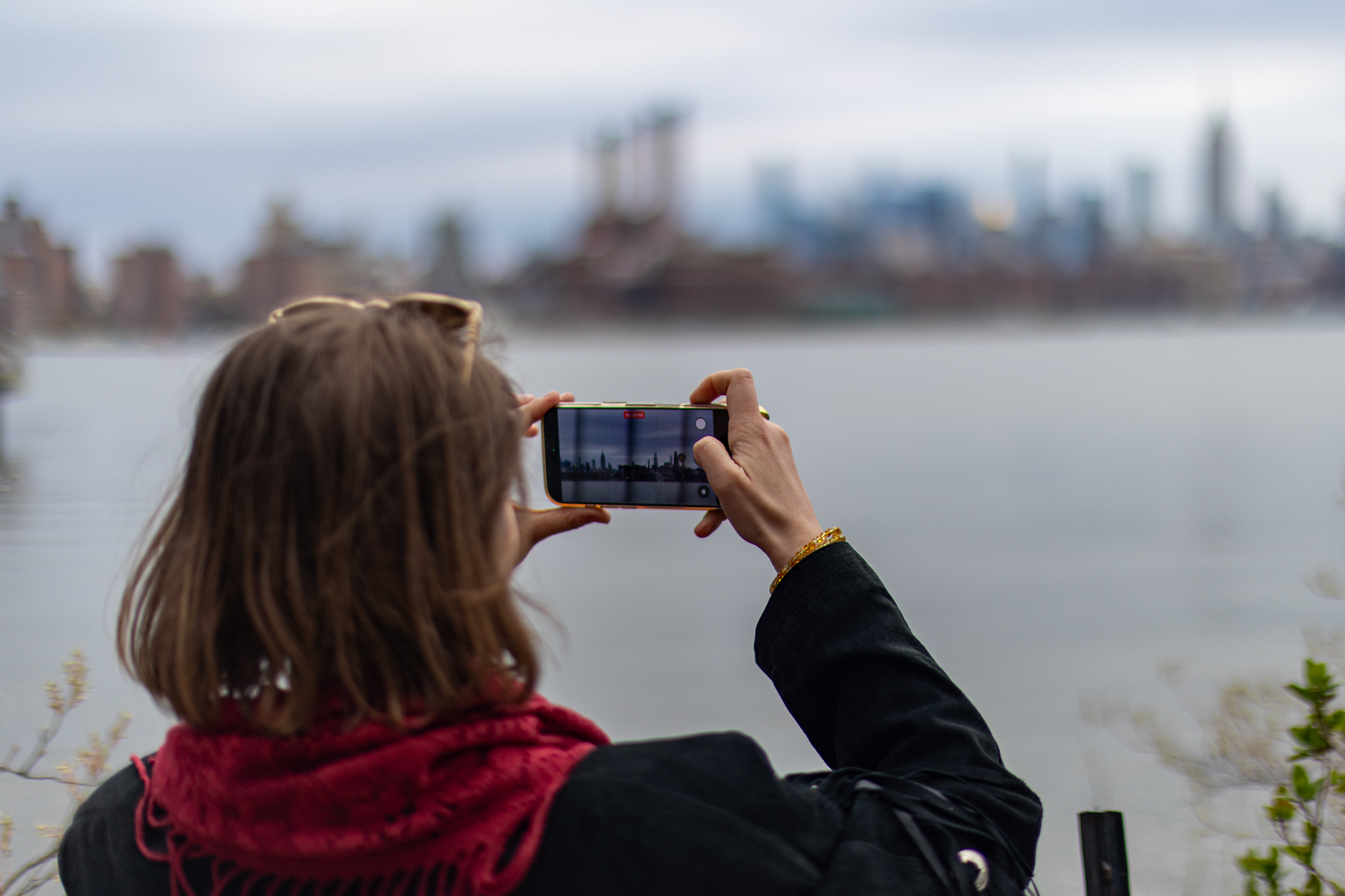 Beata fotografująca Manhattan widziany z drugiego brzegu rzeki