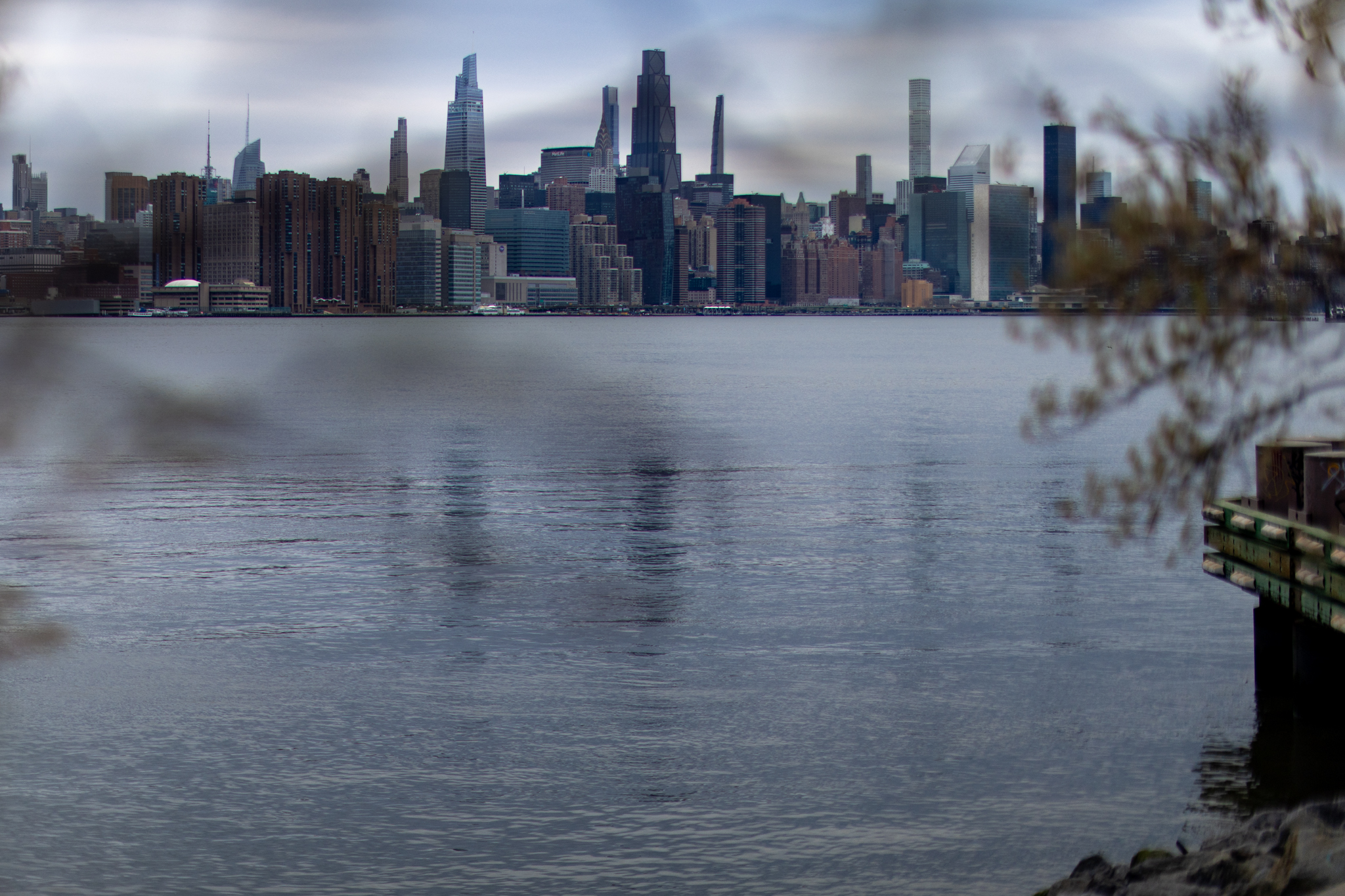 Panorama Manhattanu widziana przez rzekę