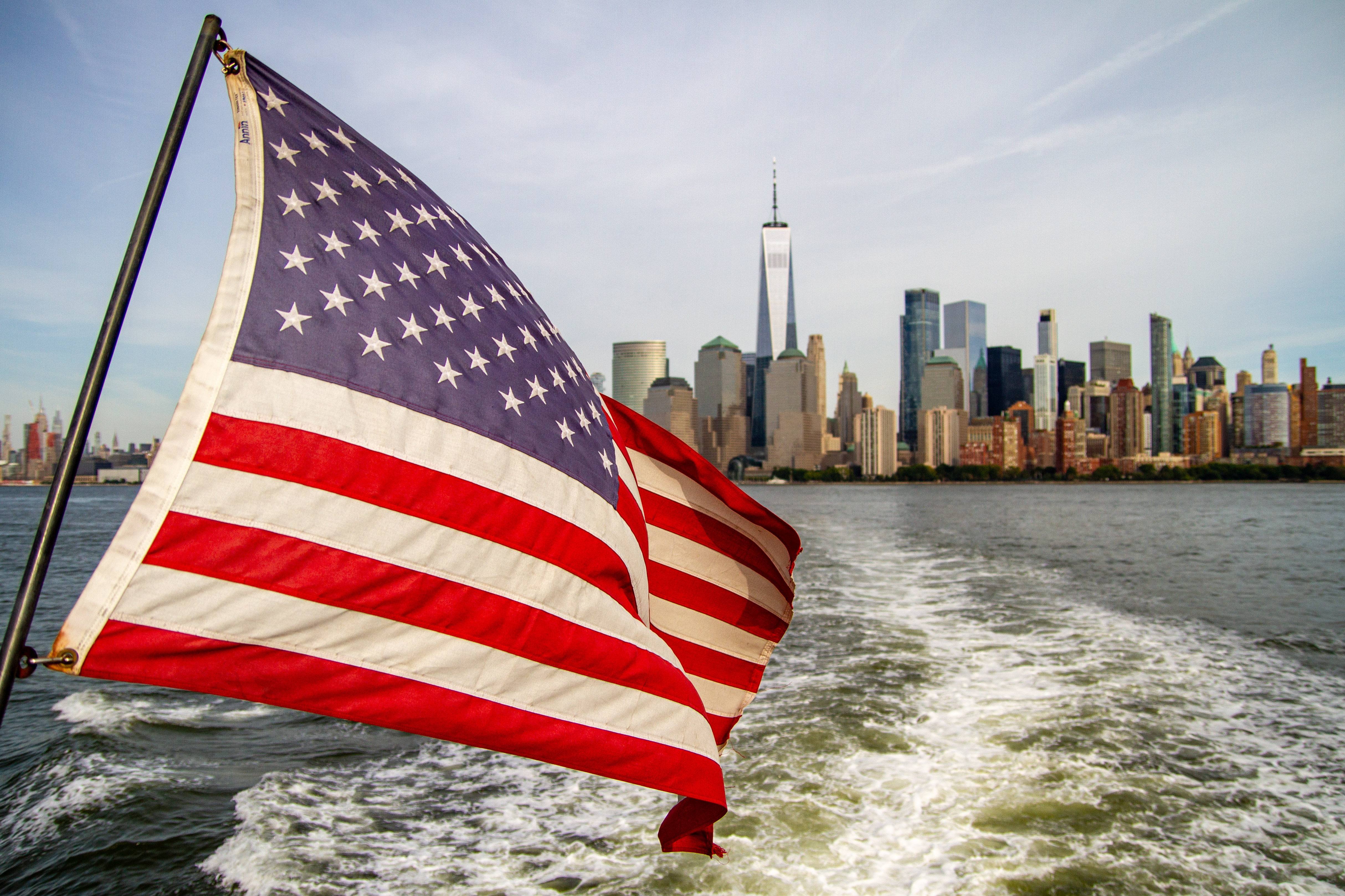 Amerykańska flaga na tle panoramy Manhattanu